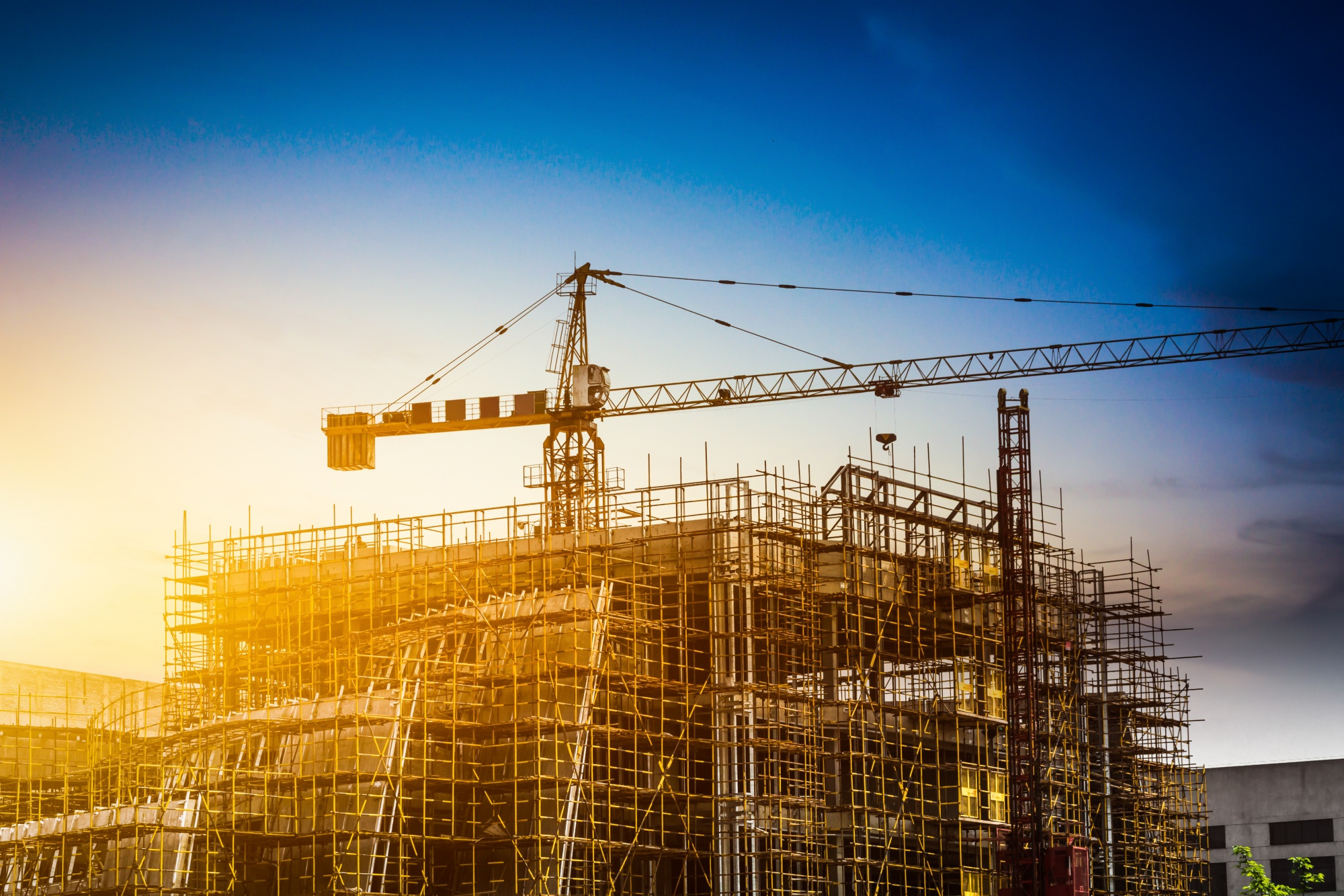 Equipe em obra de reabilitação e reforço estrutural